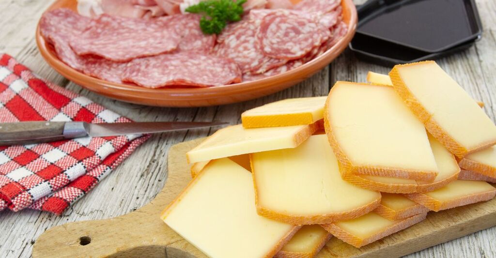Una veduta di un formaggio raclette