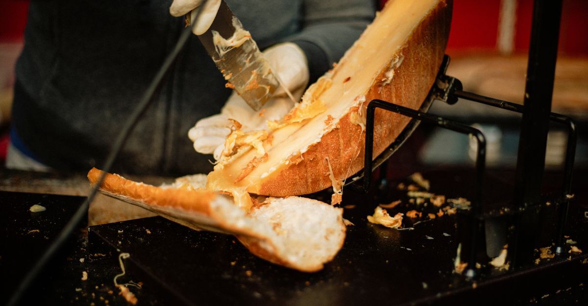 Una veduta di un formaggio raclette