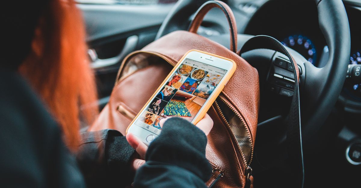 Una ragazza davanti ai social.