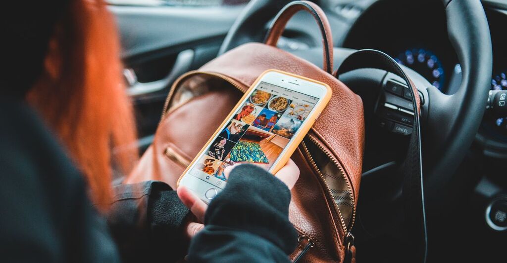 Una ragazza davanti ai social.