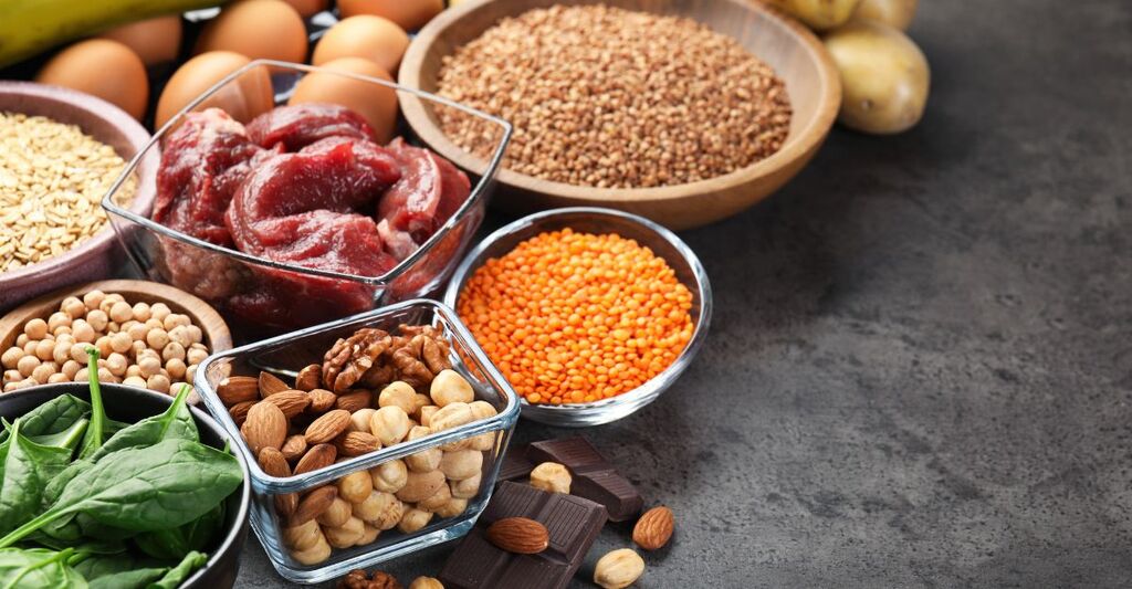 Alimenti ricchi di ferro su un tavolo.