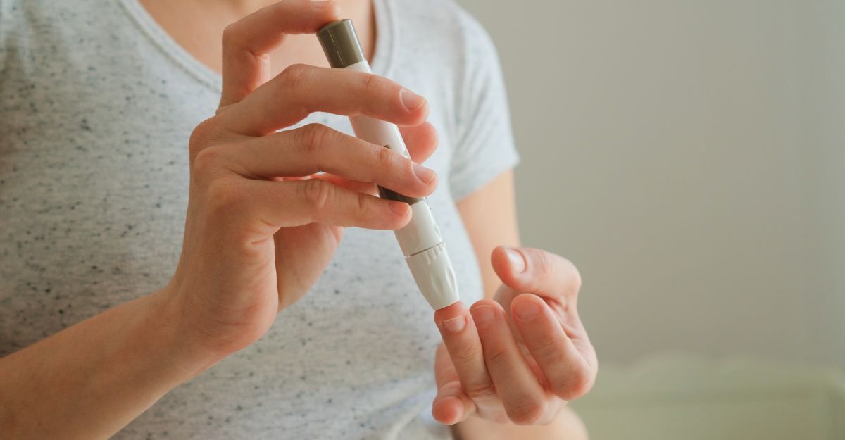 Primo piano di una donna incinta che misura la glicemia con un dispositivo elettronico. Prevenzione essenziale del diabete gestazionale e controllo della salute in gravidanza.