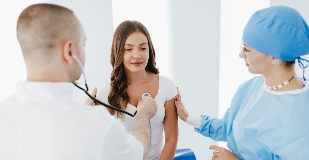 Una donna visitata per danni alla salute.