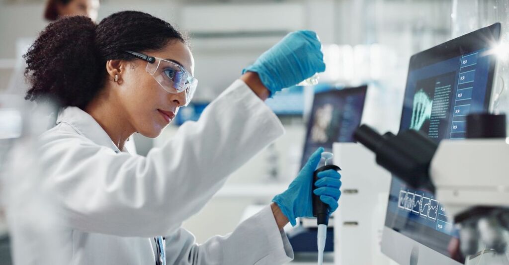 Fiala di vetro, pipetta e scienziata in laboratorio per studi medici, ricerche o esperimenti. Provetta, contagocce e professionista con liquido chimico per l'innovazione farmaceutica.