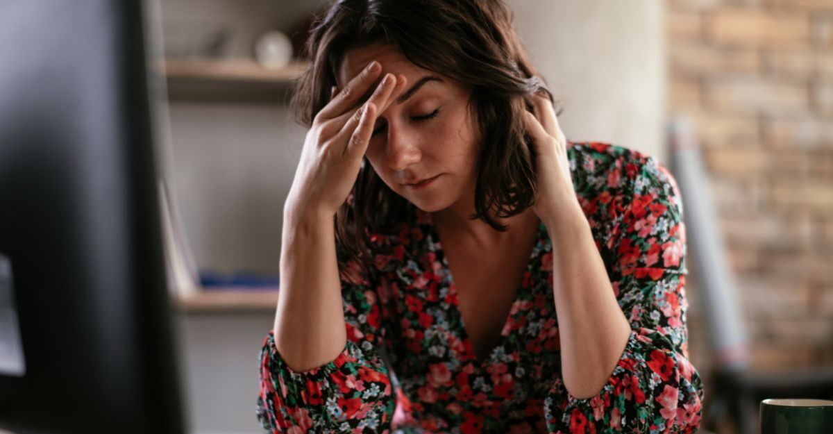 donna lavora al pc, chiude gli occhi