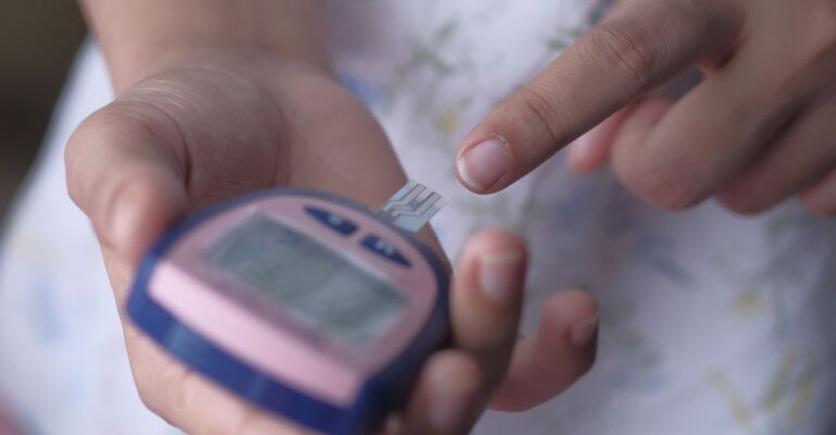 mano di donna che misura la glicemia