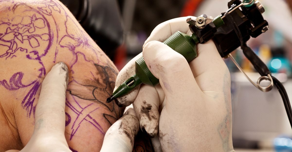 Una persona che si fa fare tatuaggio