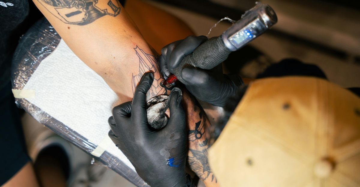 Una persona che si fa fare tatuaggio
