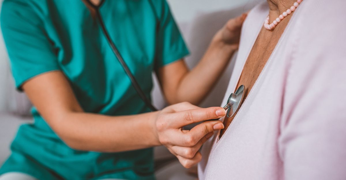 Un'infermiera sanitaria e una donna anziana durante una visita domiciliare