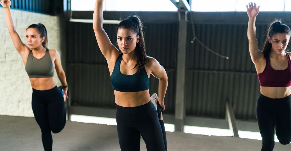 Tre donne praticano allenamento ad alta intensità HIIT.