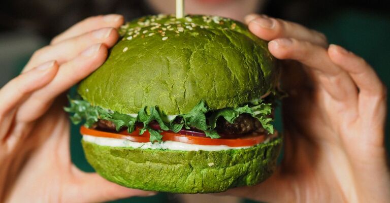 hamburger vegetale di colore verde