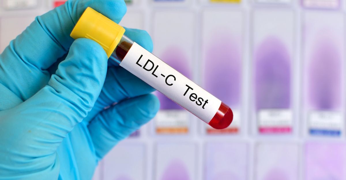 Provetta per test LDL-C tenuta da una mano guantata