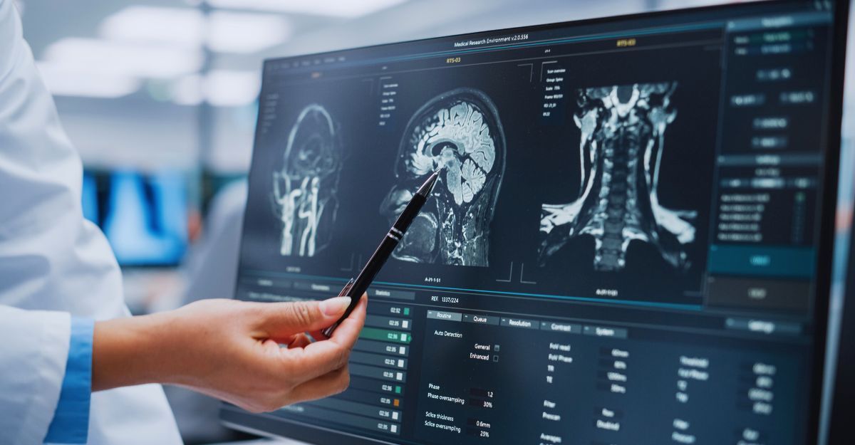 Ospedale medico: neurologo e neurochirurgo parlano, usano il computer, analizzano la risonanza magnetica del paziente, diagnosticano il cervello. Laboratorio di neurochirurgia: due medici professionisti osservano una TAC.