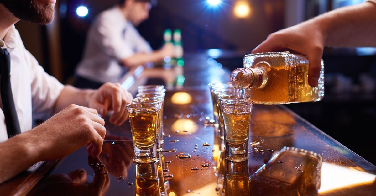 uomo-ordina-super-alcolico-al-bancone-del-bar