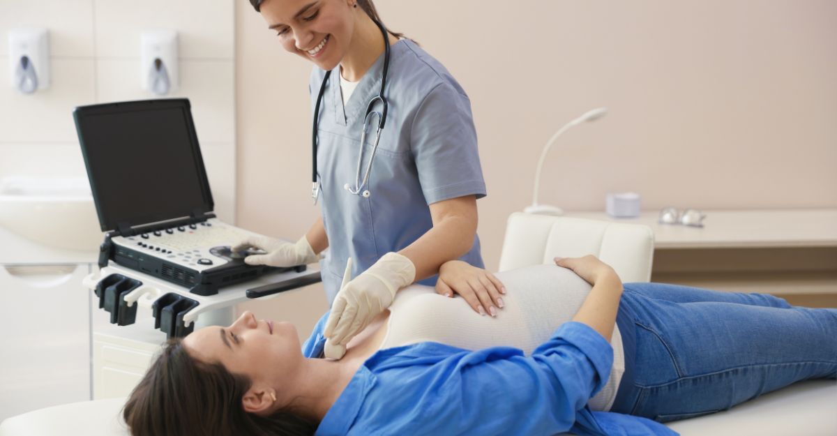 Endocrinologa che esegue un esame ecografico della tiroide di una donna incinta in clinica