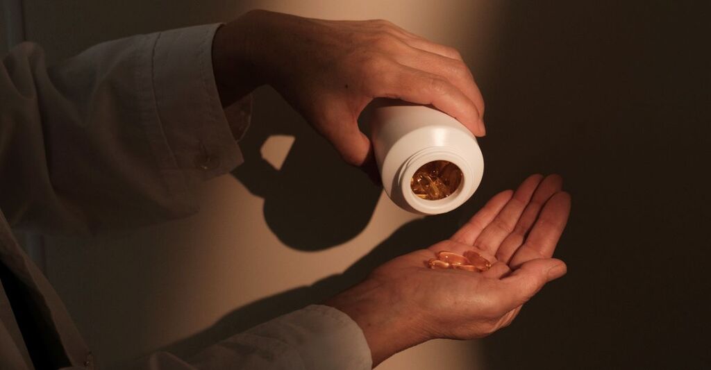 Un uomo assume vitamina B6.