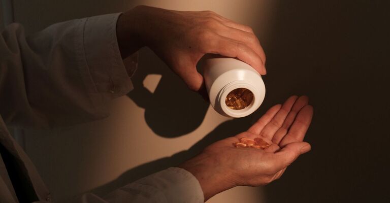 Un uomo assume vitamina B6.