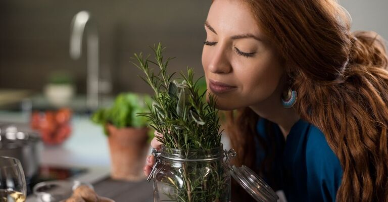 ragazza annusa rosmarino