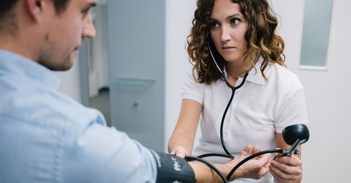 Una giovane dottoressa misura la pressione sanguigna di un paziente