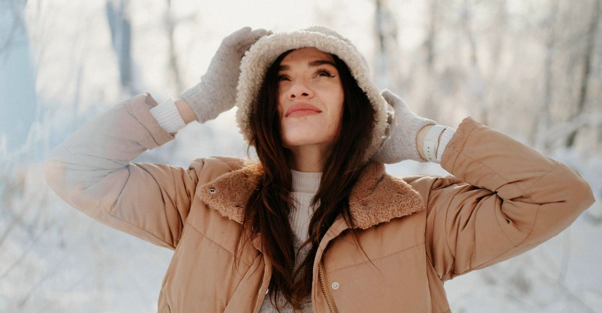 Una donna con capelli lunghi e cappello in inverno.