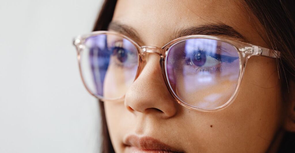 ragazza con occhiali in primo piano