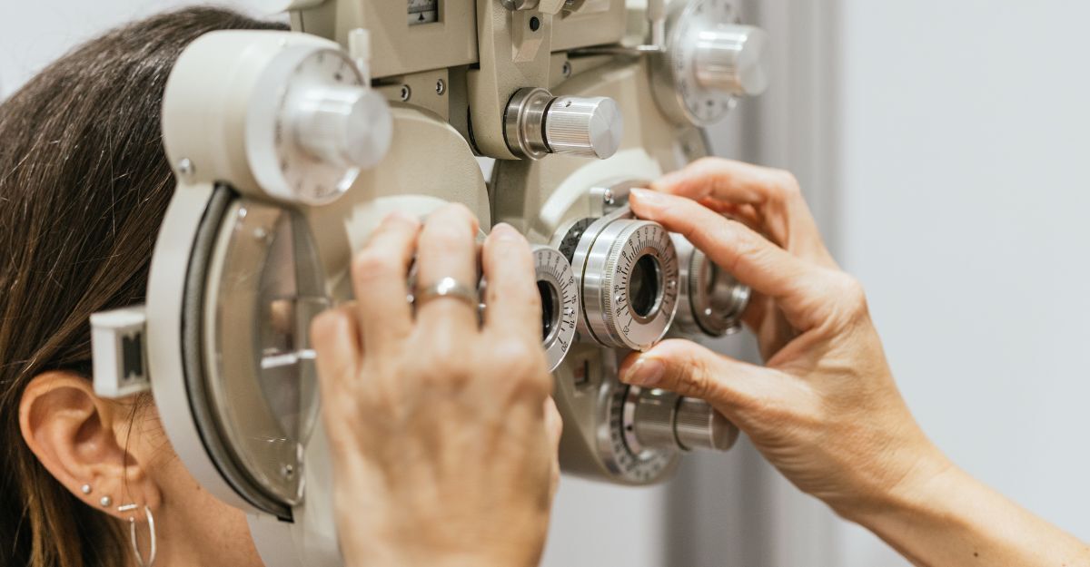 paziente-esegue-esame-oculistico