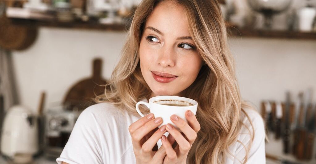 Una ragazza che beve caffè