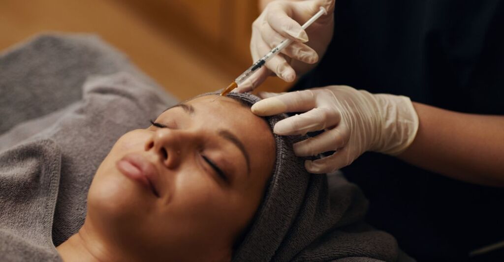 Una ragazza che si fa il filler