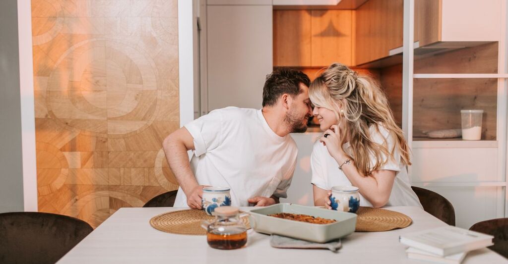 coppia felice fa colazione insieme