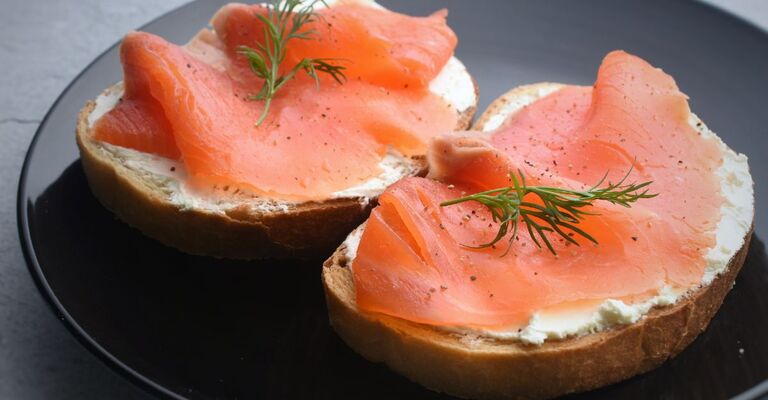 Del salmone affumicato su una fetta di pane