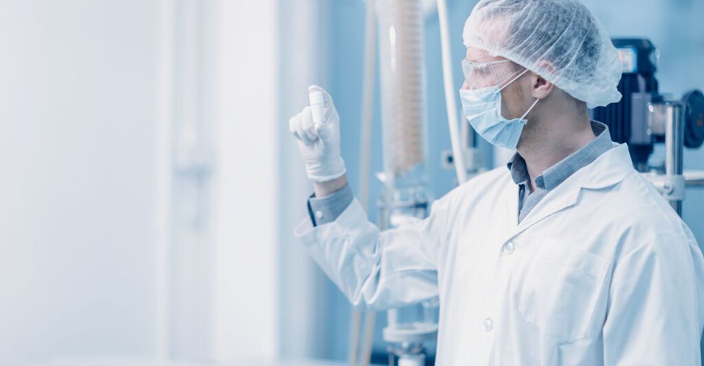 Scienziato operaio di fabbrica di medicinali lavora in impianti di laboratorio processo. Medico che lavora nella ricerca nell'industria farmaceutica.