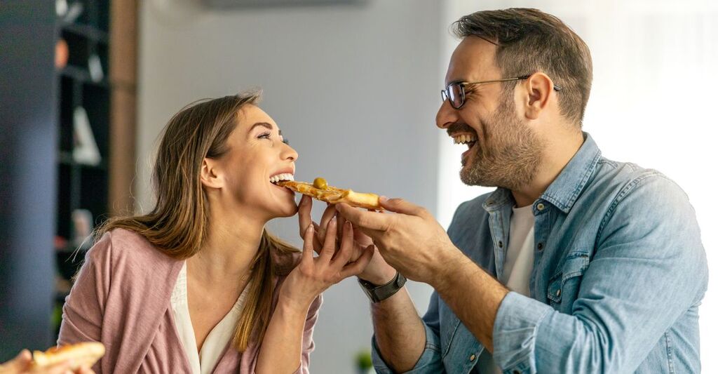 un uomo e una donna mangiano seguendo l'alimentazione intuitiva.