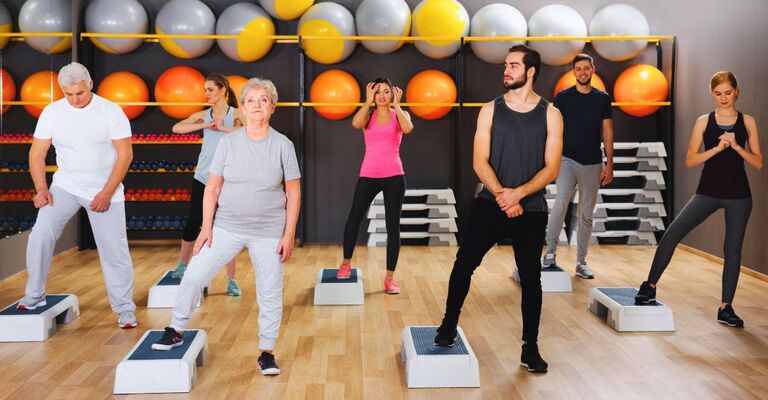 Persone dopo i 50 anni che praticano sport.