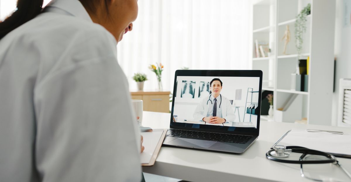 Donna in videoconsulto medico su laptop