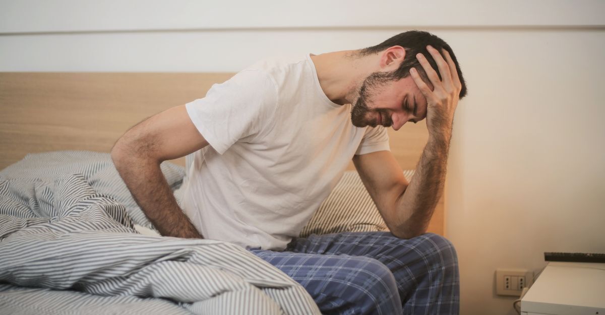 Un uomo che soffre di emicrania cronica