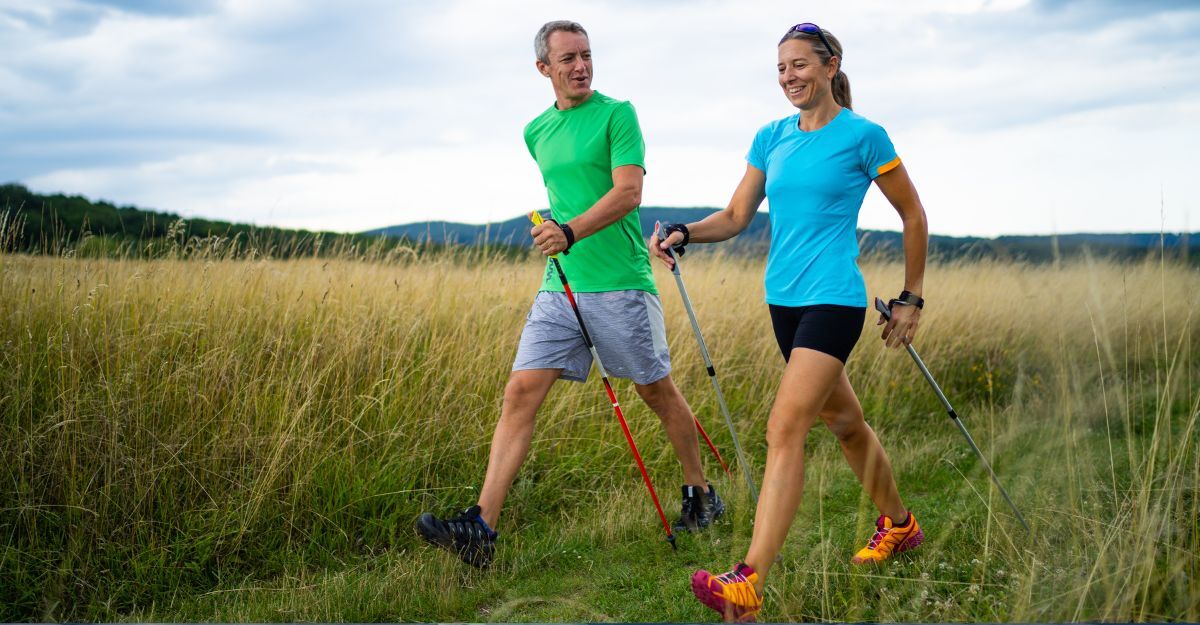 due persone camminano nel prato