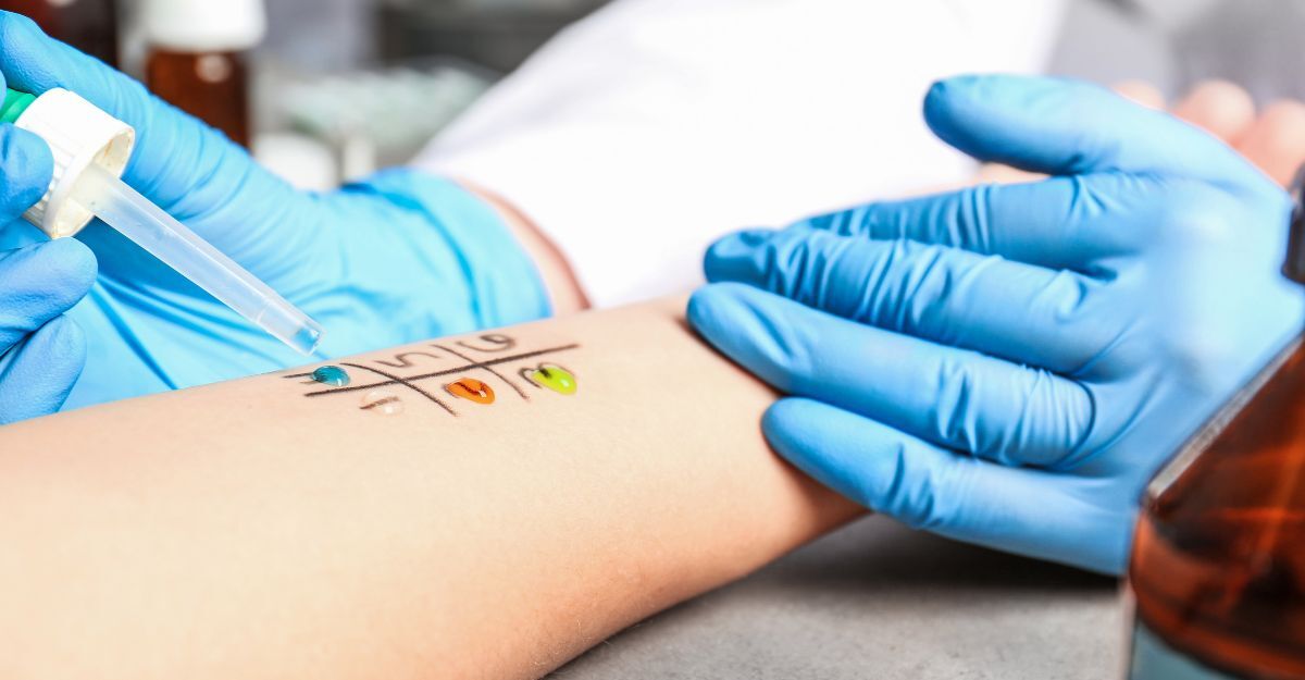 Un medico effettua prove per individuare allergie gravi.