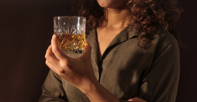 donna_con_bicchiere_dalcol