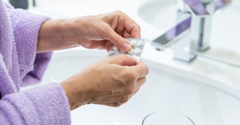 mani di donna tengono pastiglie