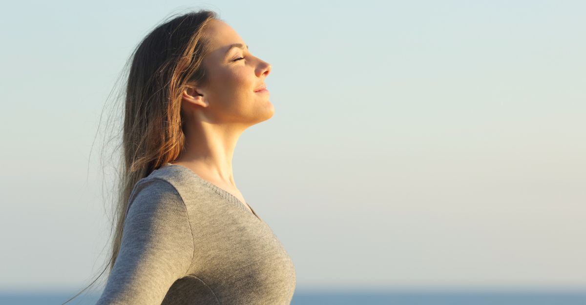 Una donna attua un modo di respirare per migliorare la memoria.