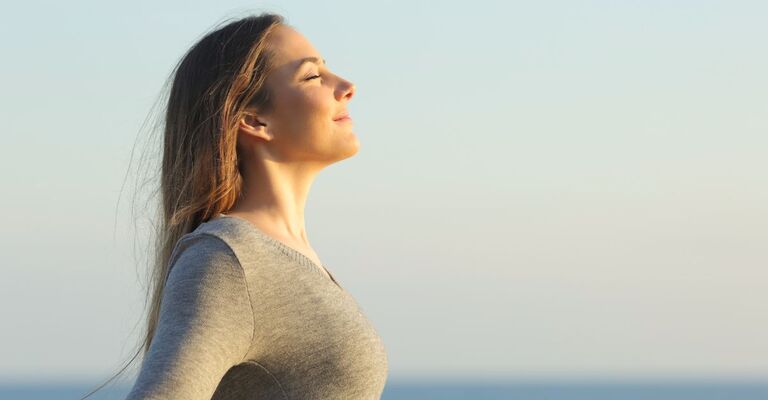Una donna attua un modo di respirare per migliorare la memoria.