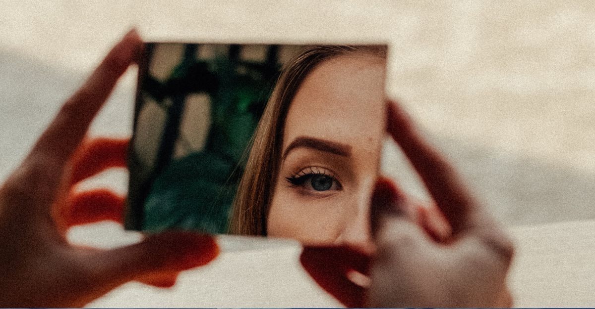 Occhio di donna riflesso in un piccolo specchio tenuto in mano