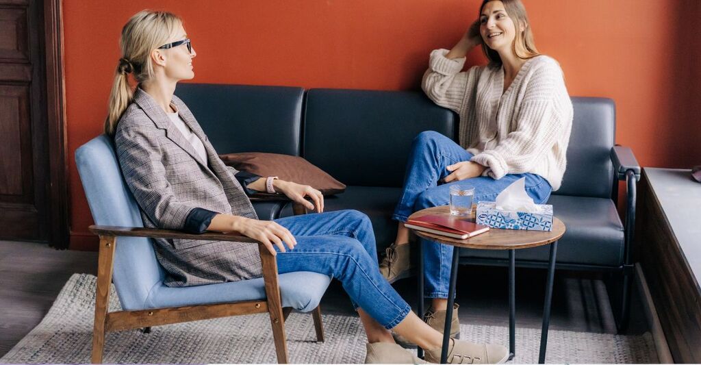 donna parla serena alla psicologa