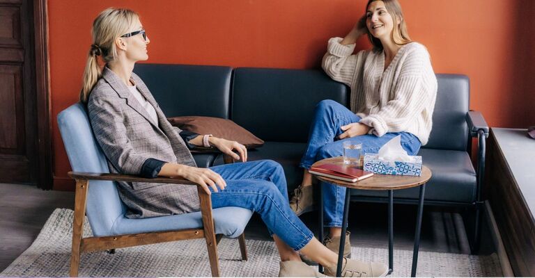 donna parla serena alla psicologa