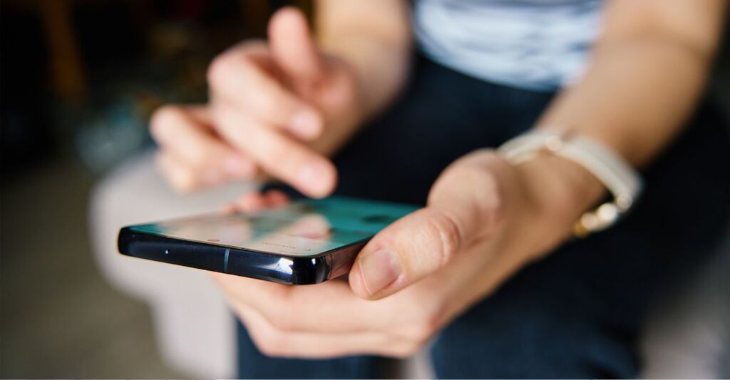 Una persona davanti ai social media.