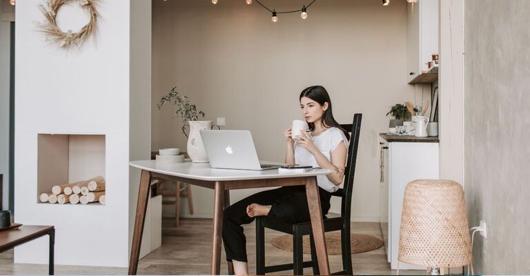 ragazza beve seduta alla scrivania