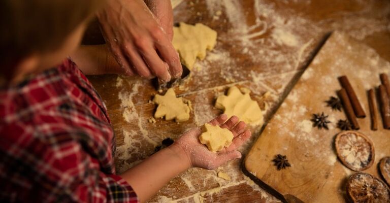 bimbo fa biscotti natalizi con i nonni