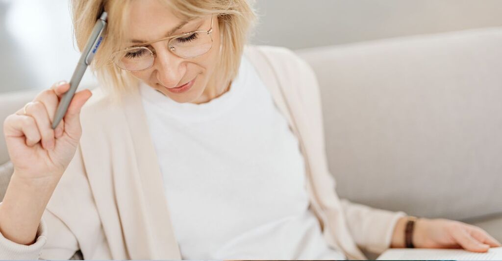 Una donna con segni di disturbo cognitivo lieve o demenza.