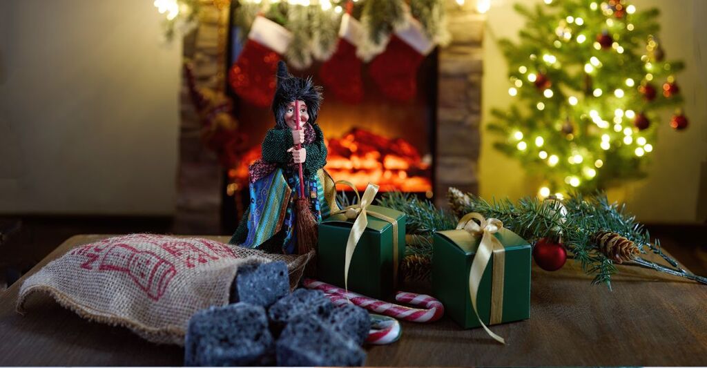 calza della befana con un caminetto sullo sfondo