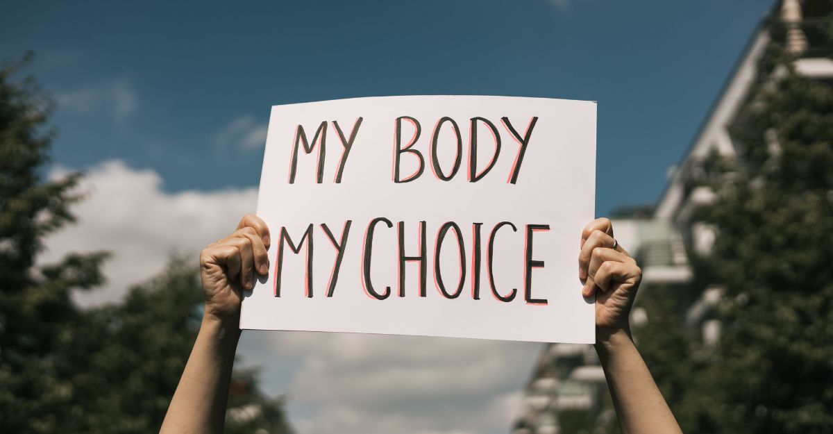 Una persona solleva un cartello bianco con la scritta "MY BODY MY CHOICE" (Il mio corpo, la mia scelta)